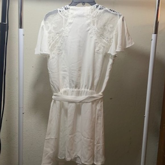 BB Dakota Women's Ivory White Lacy Deep V-Neck Button Belted Mini Dress M NWT - Picture 2 of 8